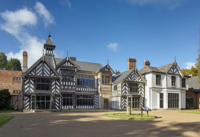 exterior of the 16th century wythenshawe hall