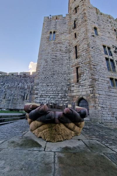 the stonemasons sculpture at Caernarfon Caastle